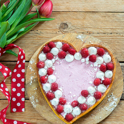 CROSTATA MODERNA A FORMA DI CUORE CON NAMELAKA AL COCCO E MOUSSE DI LAMPONI