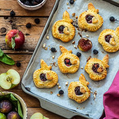 Mini pie di fine estate: con fichi, more e mele